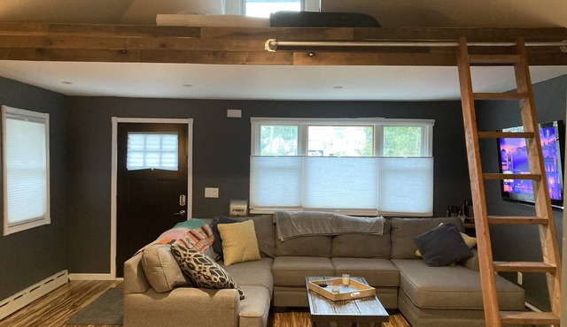 Modern One Bedroom, private fenced yard