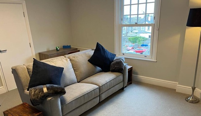 Modern one bedroom apartment, 10 minute walk from the beach