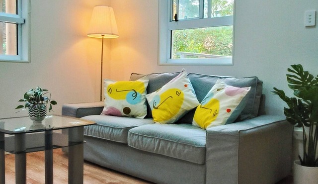 Modern one-bedroom APT Queen bed + single air bed + free secure parking