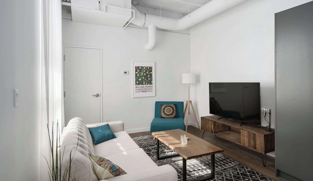 Modern One-Bedroom|Downtown Steps from Centre Bell