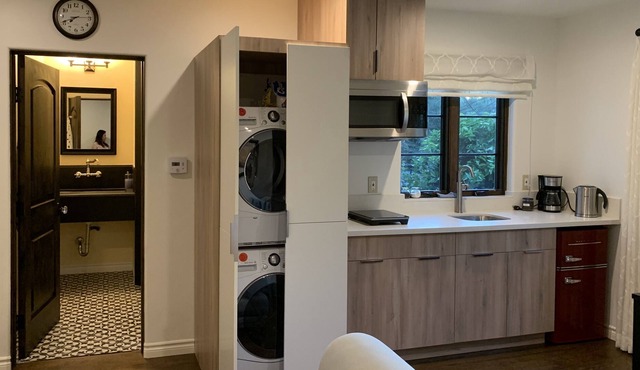 Modern One Bedroom Guesthouse near Old Town Pasadena