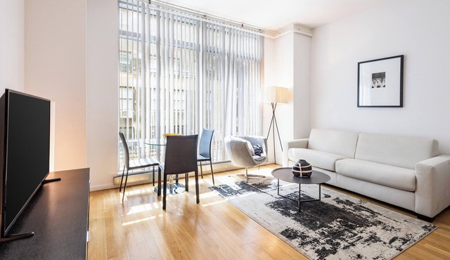 Modern One Bedroom in the Heart of Midtown West