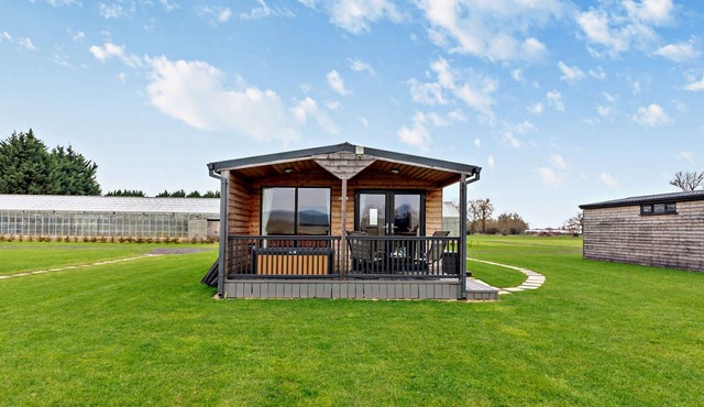 Modern one bedroom lodge with hot tub -Rosewood Lodge