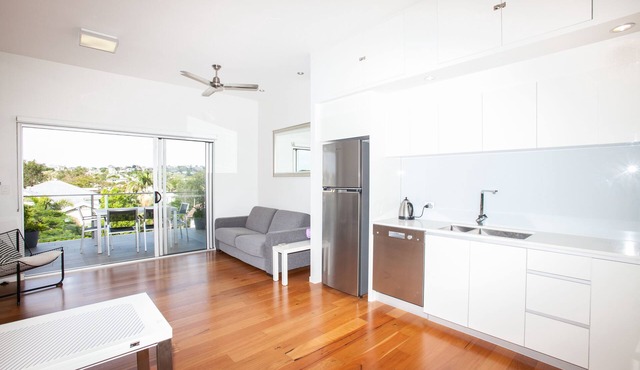 Modern One Bedroom on Top Floor, Parking and Wifi-Walk to Ferry, Shops and Cafes