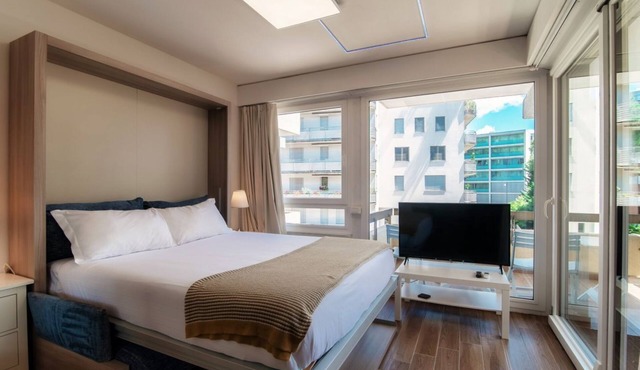 Modern one-room apartment with balcony close to Paradiso station (Terrazza Parad