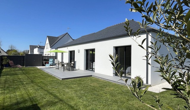 Modern one-story house, near beach, accessible, pet-friendly