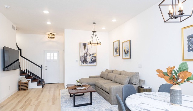 Modern open floor plan. Pet friendly! Grill for 2024 season