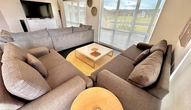 Modern, open plan & spacious. Walk to Estuary. Perfect for families & friends.