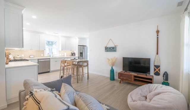 Modern, open plan beach house - 2 blocks to the bay beach, pet friendly