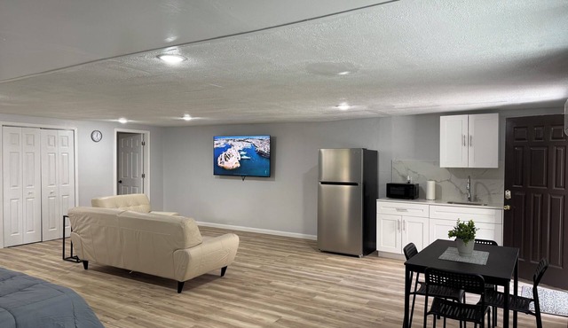 Modern Open Studio - 3 Beds - Sleeps 5 - Near Local Attractions
