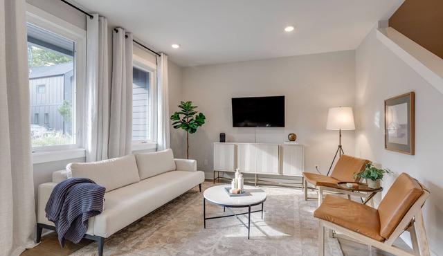 Modern+Organic Home 3 miles from Downtown & Broadway - Private Balcony & Patio