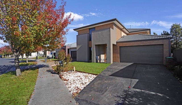 Modern Pakenham Family Home near Lakeside