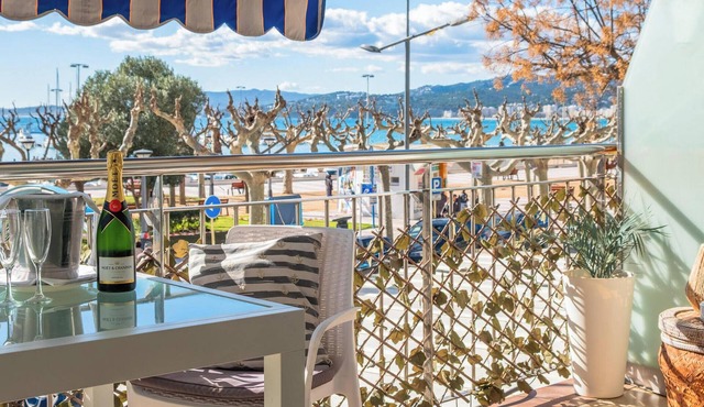 Modern Palamós Apartment with Air Conditioning, Sleeps 4