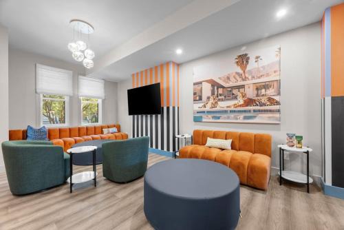 Modern Palm Springs Retreat with 4 Bedrooms and 4.5 Bathrooms, Central Shadyside townhome