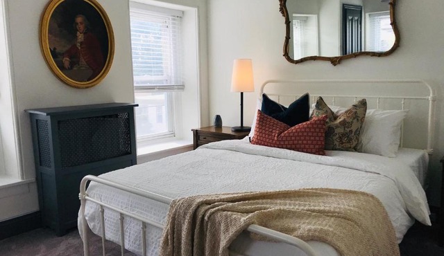 Modern Parisian Apartment in the Heart of Manayunk