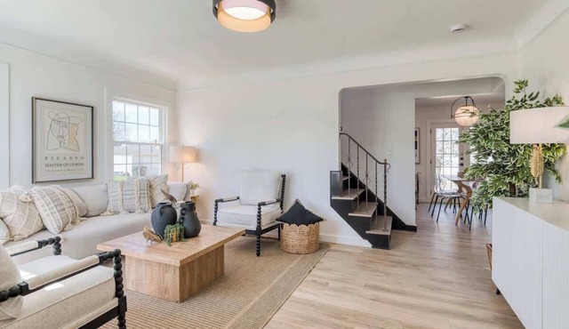 Modern Parma House: Garage, Kitchen & WiFi