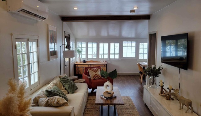 Modern Peaceful Lakefront Cabin