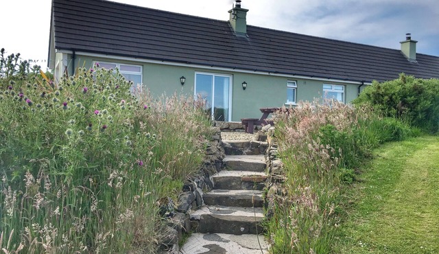 Modern, peaceful cottage with sea & mountain views