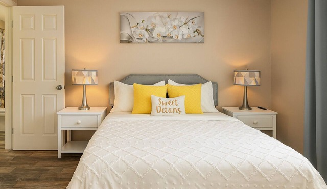 Modern Peaceful Getaway 9 Min to Beach Fast Wi-Fi