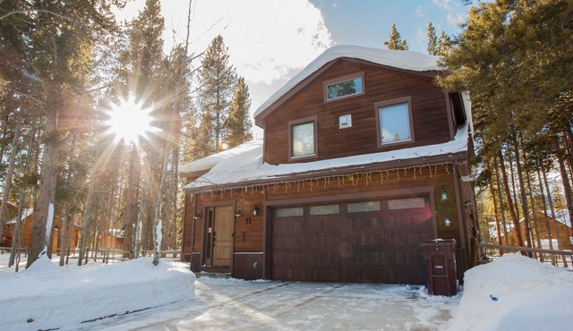 Modern Peak 7 Retreat, Hot Tub, Garage, Pet Friendly, Minutes to Ski + Main St