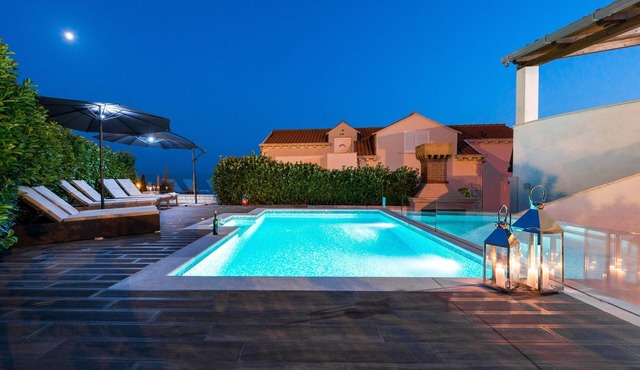 Modern Penthouse with the Heated Swimming Pool And a Sea View