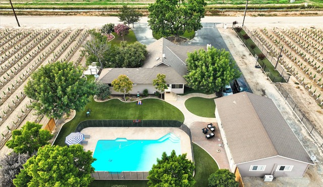 Modern Pet-Friendly Farmhouse, Pool,nGames, Sleeps 8, 3 Bed and 2 Bath, Basement
