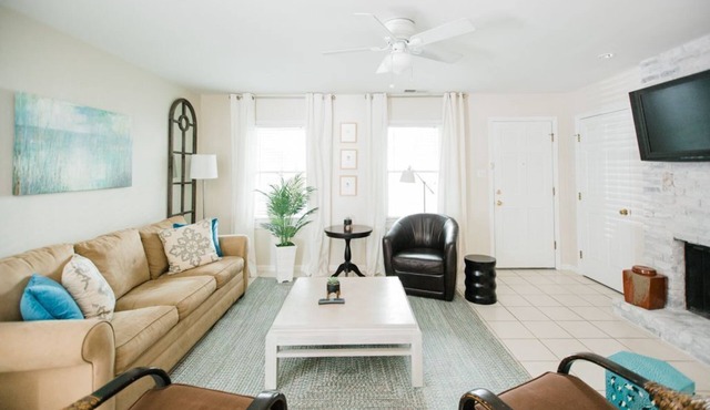 Modern Pet Friendly Garden Home Walking Distance to River by Lucky Savannah