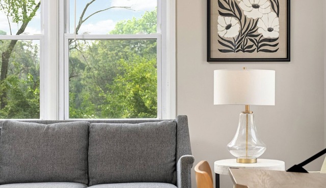 Modern Pet-Friendly Kenny 1 bedroom # 3 Private Renovated Garage Wi-Fi