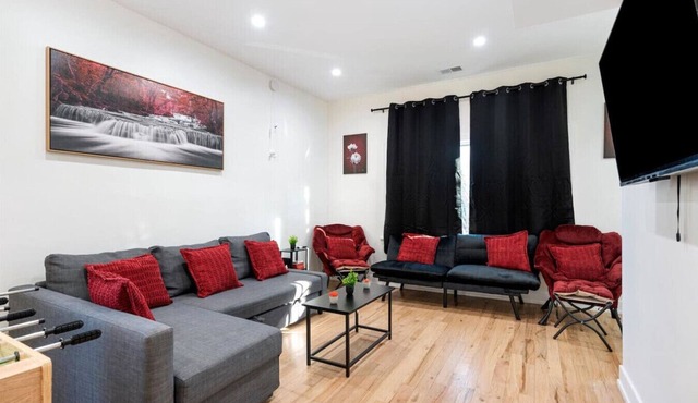 Modern Pilsen Apt 3 Bedrooms