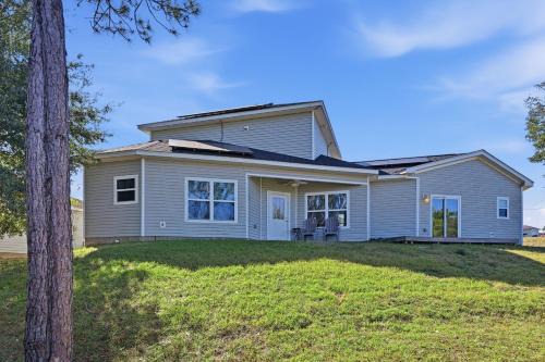 Modern Pine-Scented Retreat – 30 Mins to Beach! home