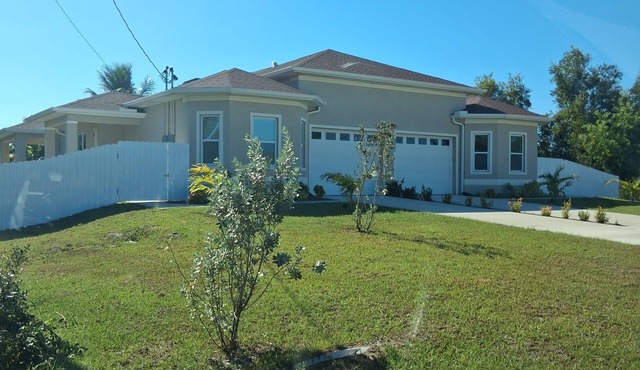 Modern Place, 3-bedroom house with WiFi, AC, spacious in welcoming Lehigh Acres