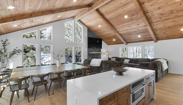 Modern Pocono Showpiece Cabin w/Pool + Pickleball