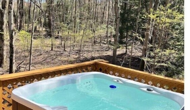 Modern Poconos House, 3br 2ba, HOT TUB, Privaten