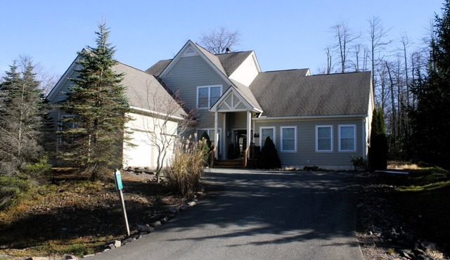 Modern Poconos Retreat - 10.5 miles from Skiing. Spacious & family friendly
