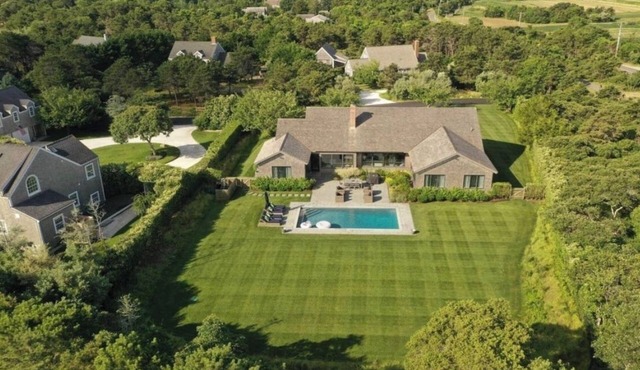 Modern Polpis Oasis! Private pool with yard and spacious bedrooms.