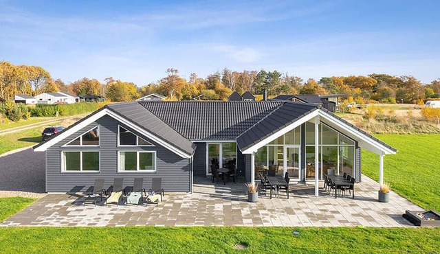 Modern pool and activity house with jacuzzi, sauna, wifi and fireplace