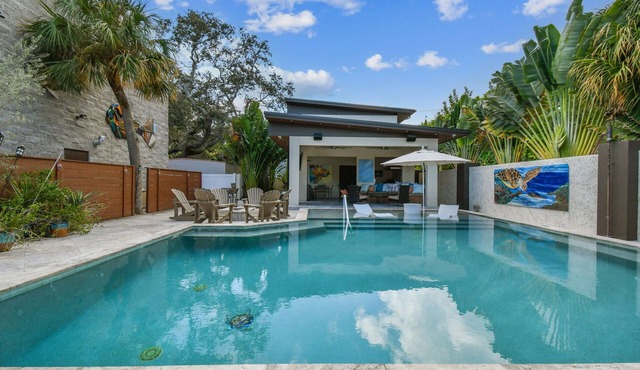 Modern Pool House Oasis