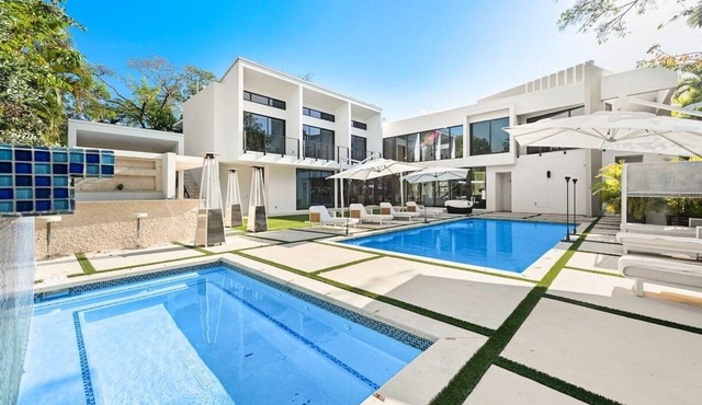 Modern Pool Oasis 5BR/7BTH Villa