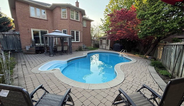 Modern Pool Retreat | 5 mins to Airport | Full House