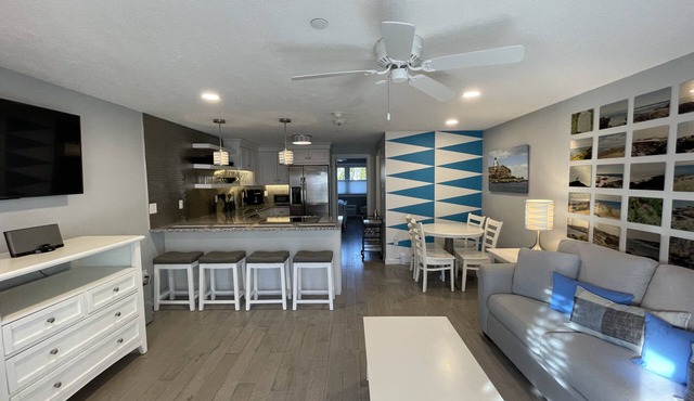 Modern, poolside Ogunquit 1br/1ba, just a 10 minute stroll into town.