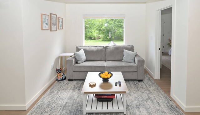 Modern Princeton Apt With Pool, Easy Commute to World Cup 2026 and NYC