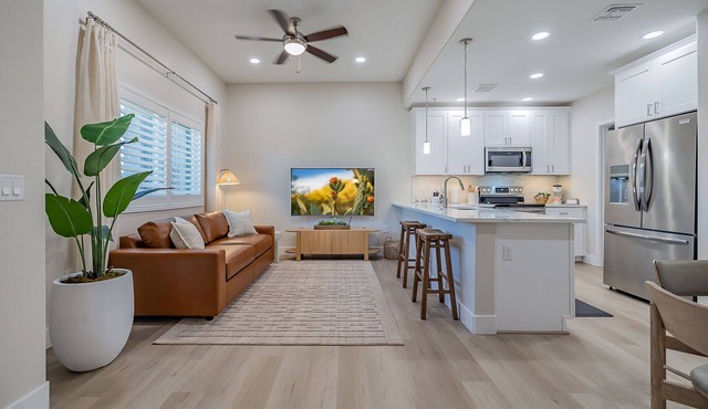 Modern Pristine Condo - Walk to Restaurants/Shops, Hikes/Trails