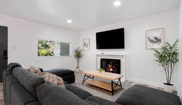 Modern Pristine Comfortable 3BD/2BA Home W/POOl