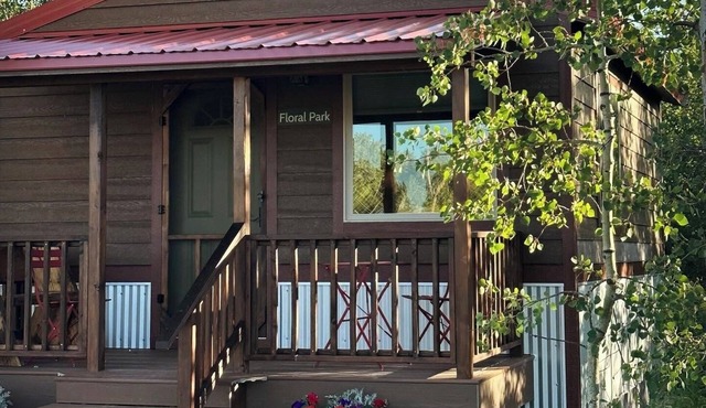 Modern & private, 1-bedroom cabin close to Many Glacier & Going-to-the-Sun Road.