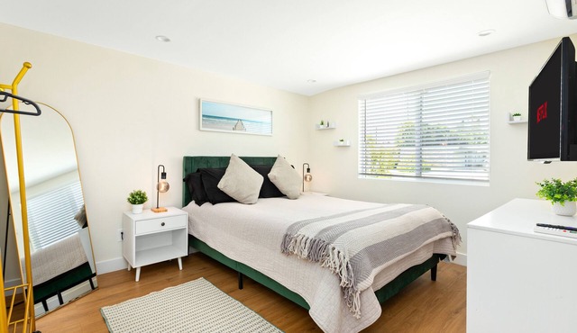 Modern Private 1BR Guesthouse w Parking & Fast Wi-Fi – Winnetka LA