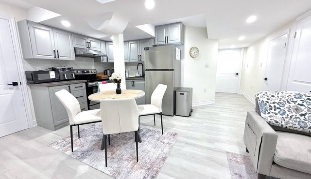 Modern Private 2-Bedroom Suite/Apartment