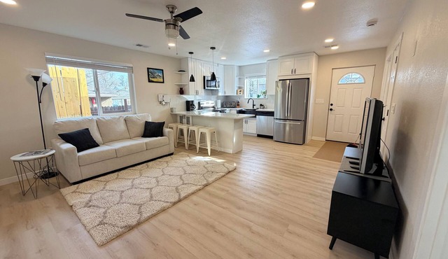Modern Private 2BR Guest House. 10-Min Drive to Downtown Denver. W&D+Parking