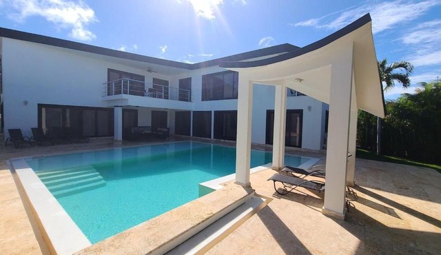 Modern & private 4 bedroom villa with infinity pool