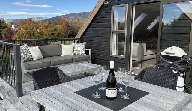 Modern private and quiet apartment, centrally located. Garden and mountain views