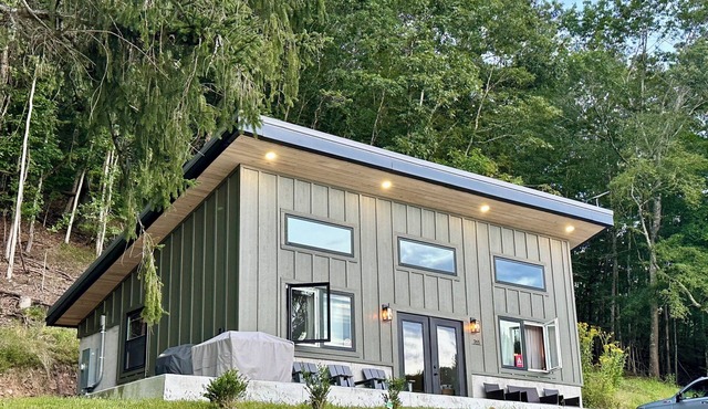 Modern + Private + Biking Paradise. No Stairs, Monday Lick & GBR River Trail